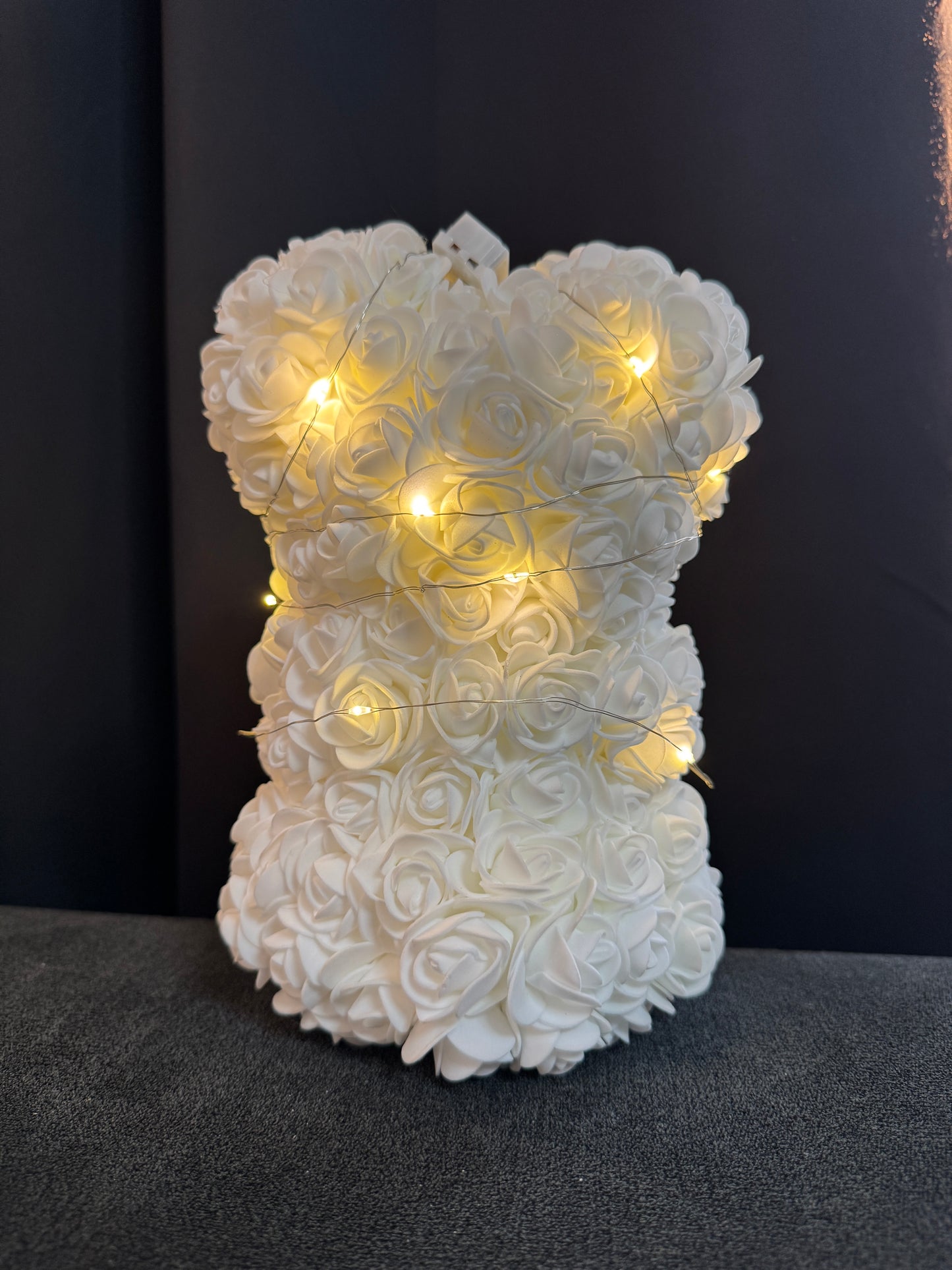 🧸 Luxusný medvedík z ruží – biela elegancia