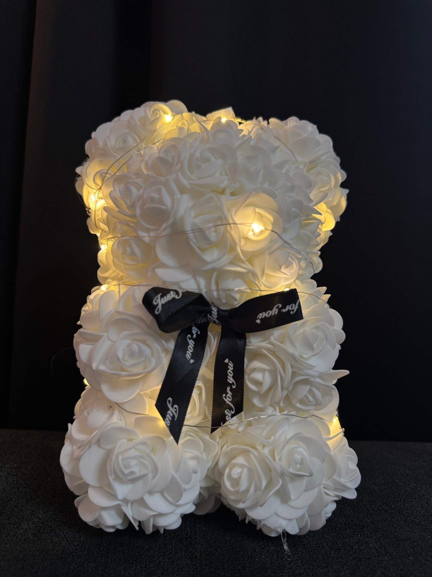 🧸 Luxusný medvedík z ruží – biela elegancia