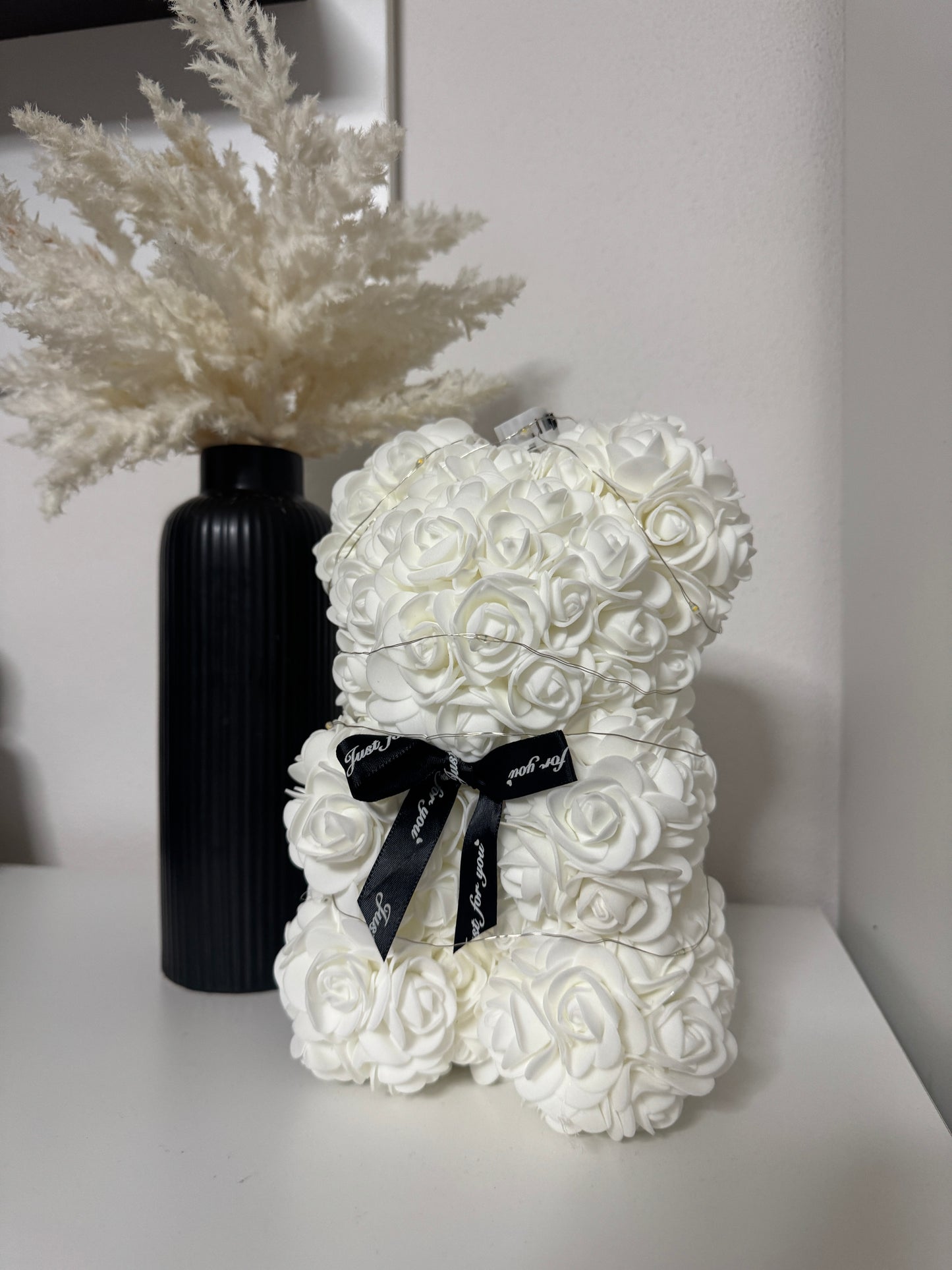 🧸 Luxusný medvedík z ruží – biela elegancia