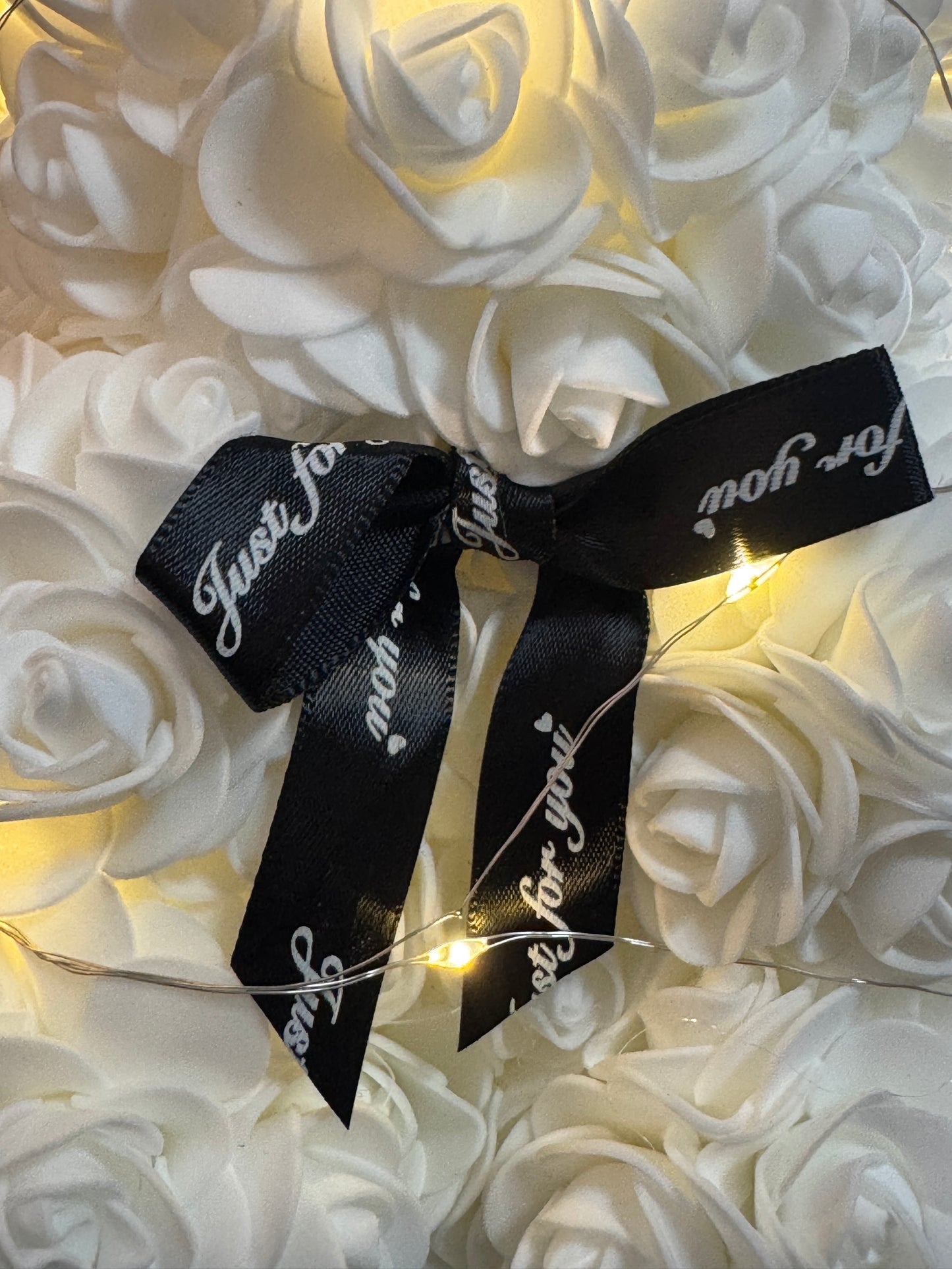 🧸 Luxusný medvedík z ruží – biela elegancia